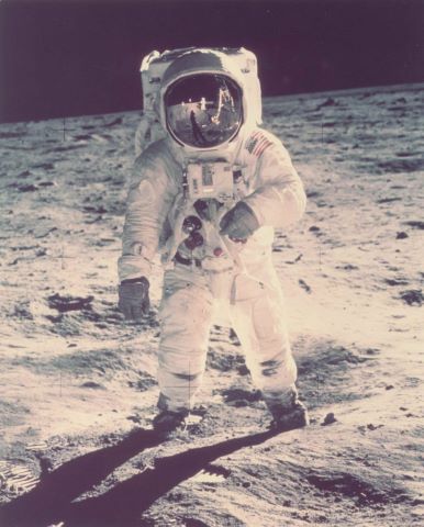 Buzz Aldrin sur la surface lunaire, le reflet de Neil…