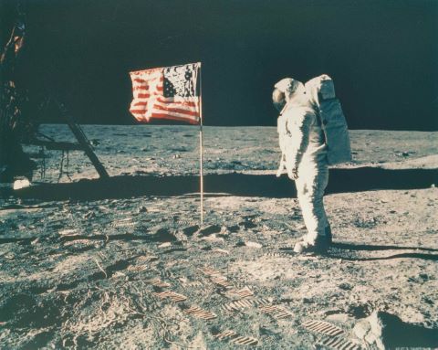 Buzz Aldrin devant le drapeau américain, Apollo 11