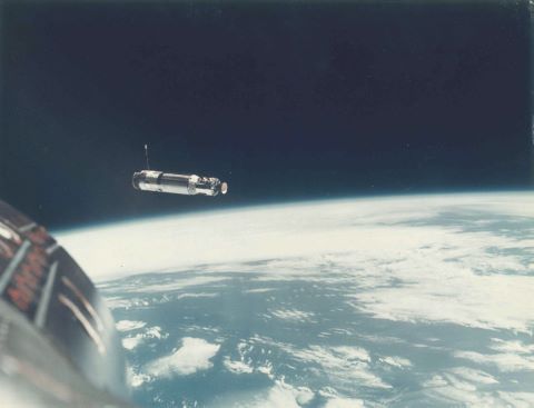 Première photo d'un satellite artificiel en orbite (Agena). Gemini 8