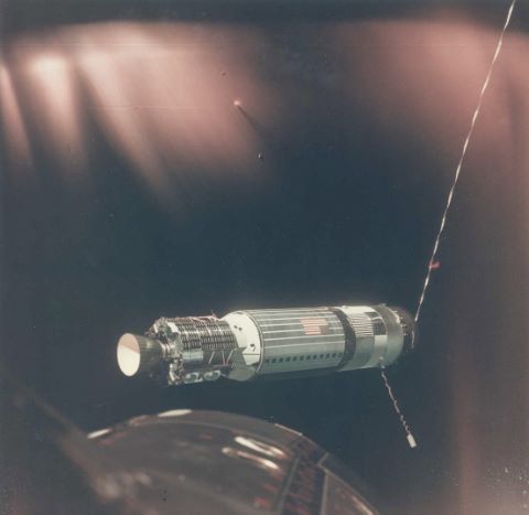Le module Agena en orbite. Le soleil couchant éclaire les…