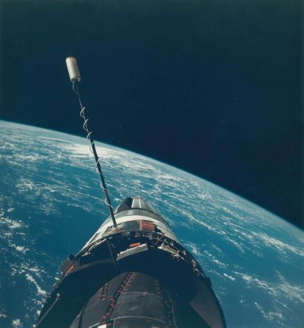 Le vaisseau Agena amarré à Gemini 12, vu par la…