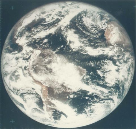 Première image couleur montrant la Terre dans son intégralité. Satellite…