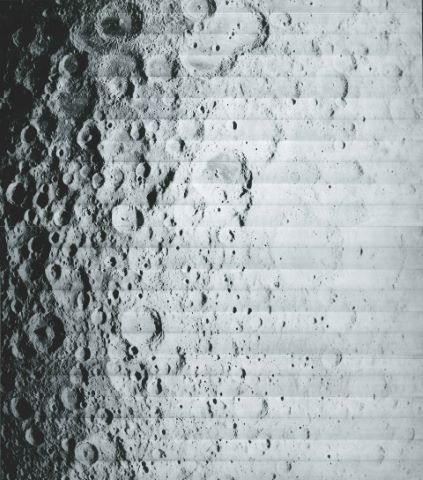 Deux vues de la surface lunaire. L'une à la limite…