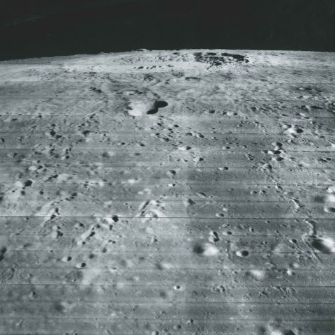 Horizon lunaire. Le cratère Copernic en arrière plan. Le cratère…