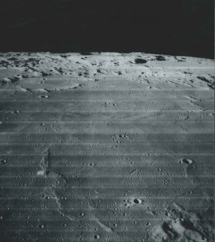 Belle vue oblique sur les cratères Flammarion (à droite), Oppolzer…