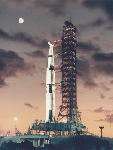 Saturn V sur le pad 39A, la lune en arrière…