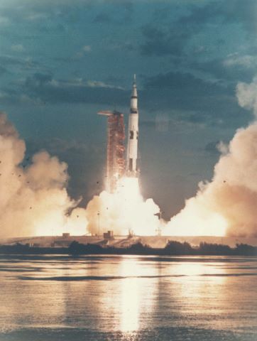 La première fusée Saturn 5 décolle du Kennedy Space Center.…