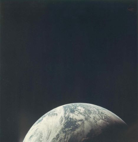 La Terre apparaît au hublot d'Apollo 4