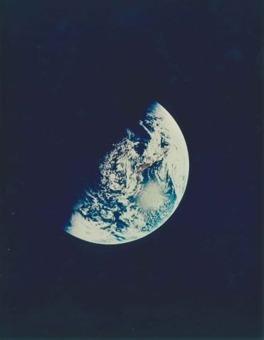 La Terre depuis la trajectoire de jonction vers l'orbite lunaire.…