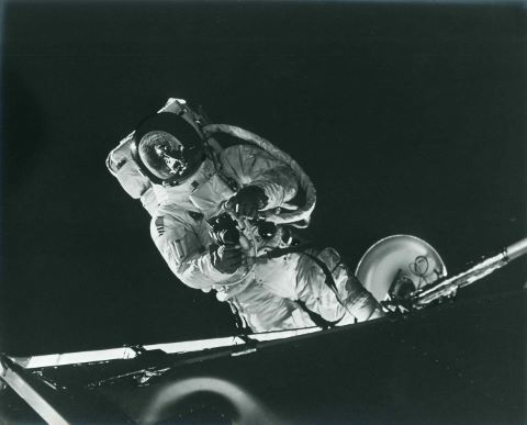 Sortie extravéhiculaire de Russell Schweickart. Reflet de la Terre sur…