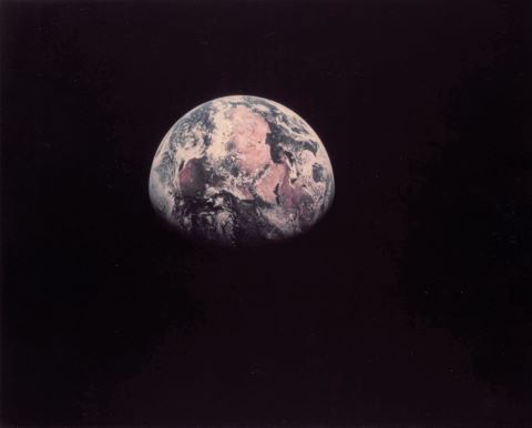 Vue de la Terre à 180 000 km de distance,…