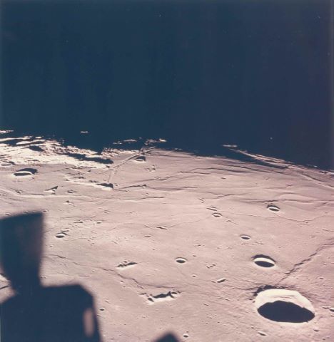 Vue du hublot du LM durant l'approche vers le site…