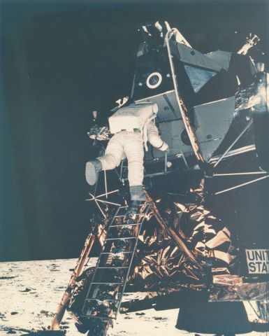 Buzz Aldrin s'extrait du module lunaire. Apollo 11