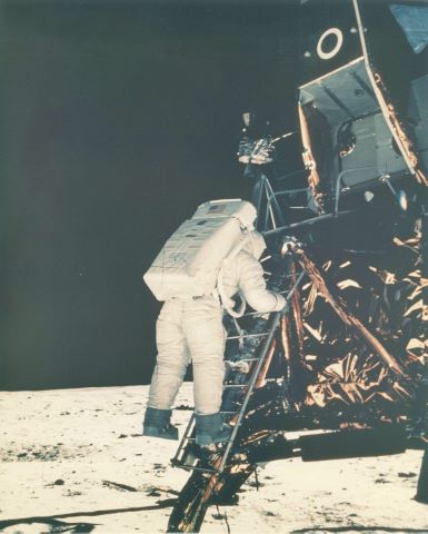 Buzz Aldrin descend l'échelle du module lunaire. Apollo 11
