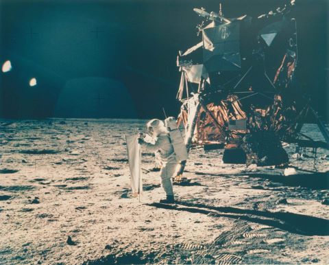 Première photographie d'un homme à la surface de la Lune.…