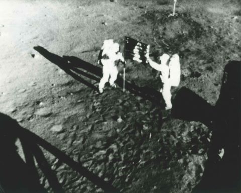 Les astronautes plantent le drapeau américain sur le sol lunaire.…