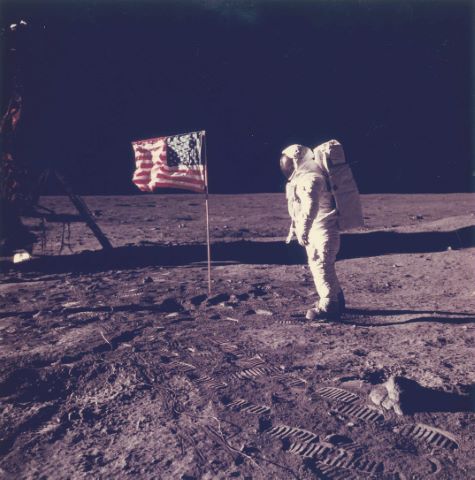 Neil Armstrong devant le drapeau américain. Apollo 11