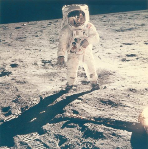 Buzz Aldrin. Reflets du module lunaire et de Neil Armstrong…