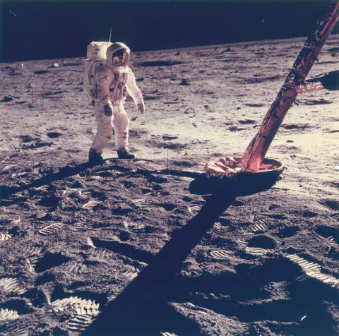 Buzz Aldrin marche vers le module lunaire. Apollo 11