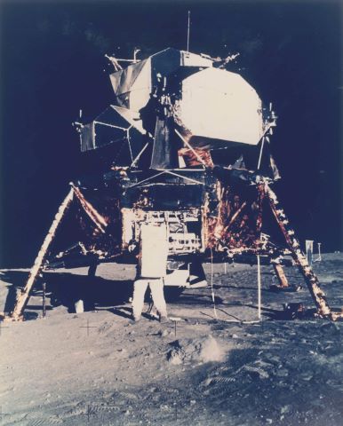 Buzz Aldrin récupère des instruments dans un compartiment du module…