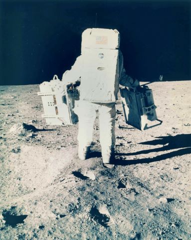 Buzz Aldrin transporte un dispositif d'expérimentation solaire. Apollo 11