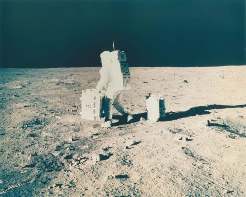 Buzz Aldrin installe un dispositif d'expérimentation solaire. Apollo 11
