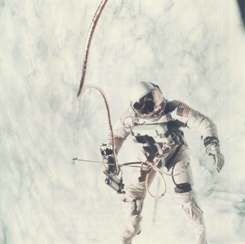 Ed White survole l'océan Pacifique durant la première sortie extravéhiculaire…
