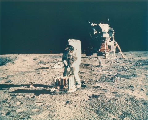 Aldrin prépare le sismographe. Apollo 11