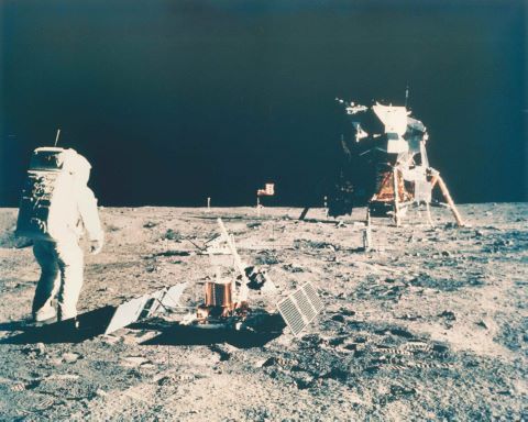 Aldrin se tient à coté du sismographe. Apollo 11