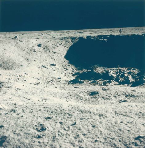 Vue sur le petit cratère évité par Armstrong lors de…
