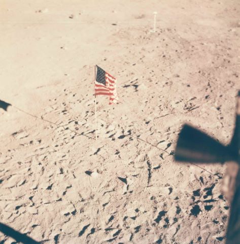 NASA - Buzz Aldrin Vue du drapeau américain...