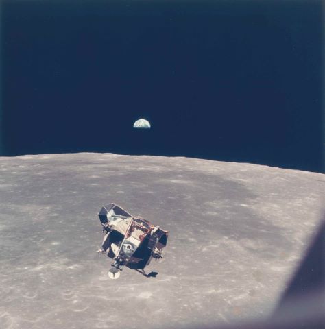 Le module lunaire Eagle rejoint le module de commande. La…