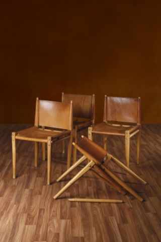 Quatre chaises démontables