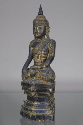 Bouddha assis en padmasana