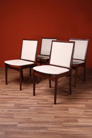 Suite de quatre chaises scandinaves