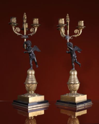 Paire de candélabres aux enfants