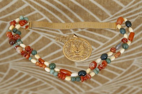 1 sautoir + 1 bracelet + 1 pendentif rond et…