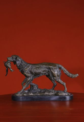 Chien de chasse tenant un canard
