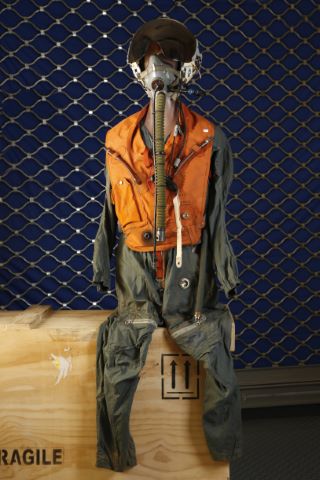 Ensemble pour pilote soviétique de type MIG 23 comprenant :