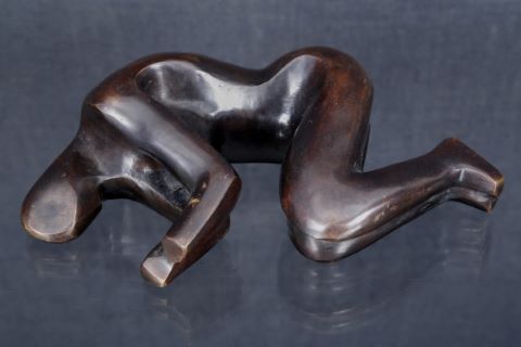 Femme agenouillée