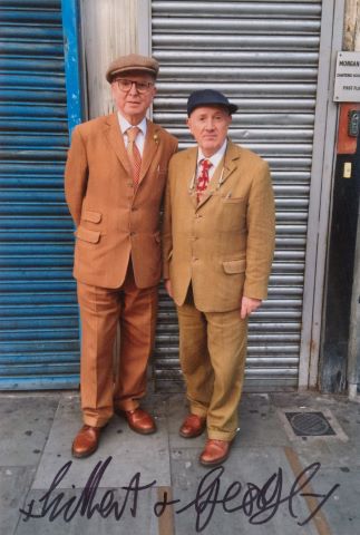 Gilbert et Georges (nés en 1943 et 1942) Ensemble...