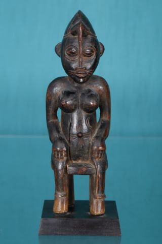 Statuette féminine Sénoufo sur son tabouret