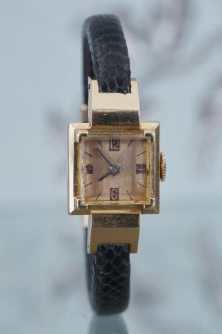 Universal Genève Montre de dame
