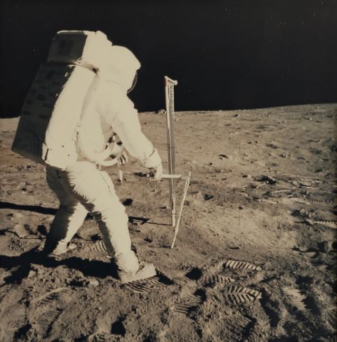 Buzz Aldrin installe un dispositif d'expérimentation solaire, Apollo 11