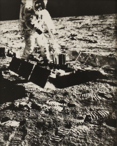 Buzz Aldrin installant le sismographe, Apollo 11