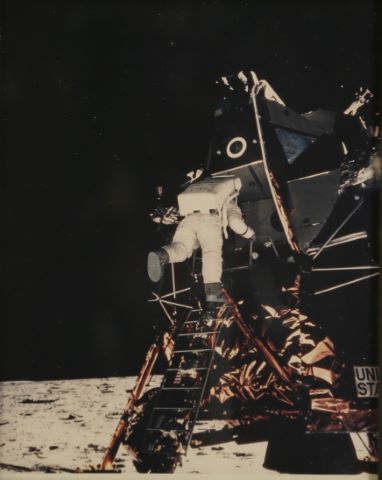 Buzz Aldrin descendant l’échelle du module lunaire, Apollo 11