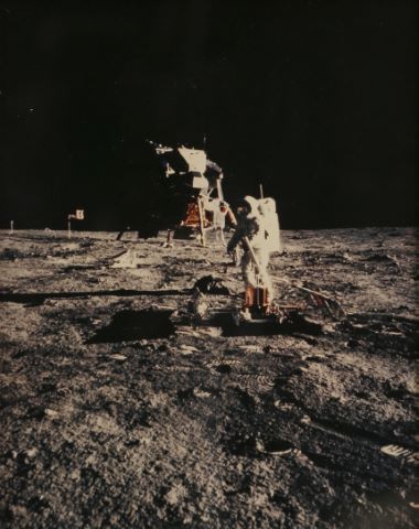 Buzz Aldrin installant le sismographe, Apollo 11