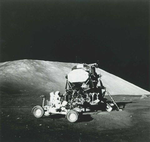 Harrison Schmitt et le rover lunaire durant la troisième et…