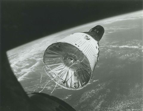 Premier rendez-vous spatial Gemini 6 vue depuis Gemini 7