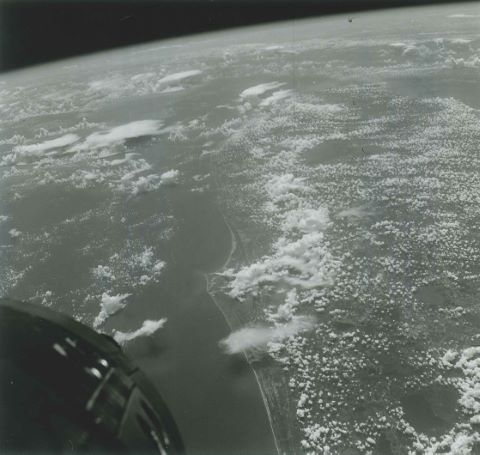 NASA Cap Kennedy sous les nuages vu depuis...